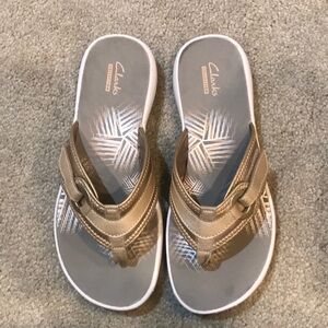 Clark’s Collection Women’s Thong Sandal with Velcro Closure-Size 7